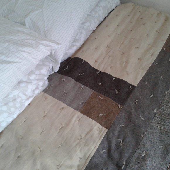 Hand Crafted Reversable Wool Blend & Flannel Farm House, Queen size, Quilt - Picture 5 of 16